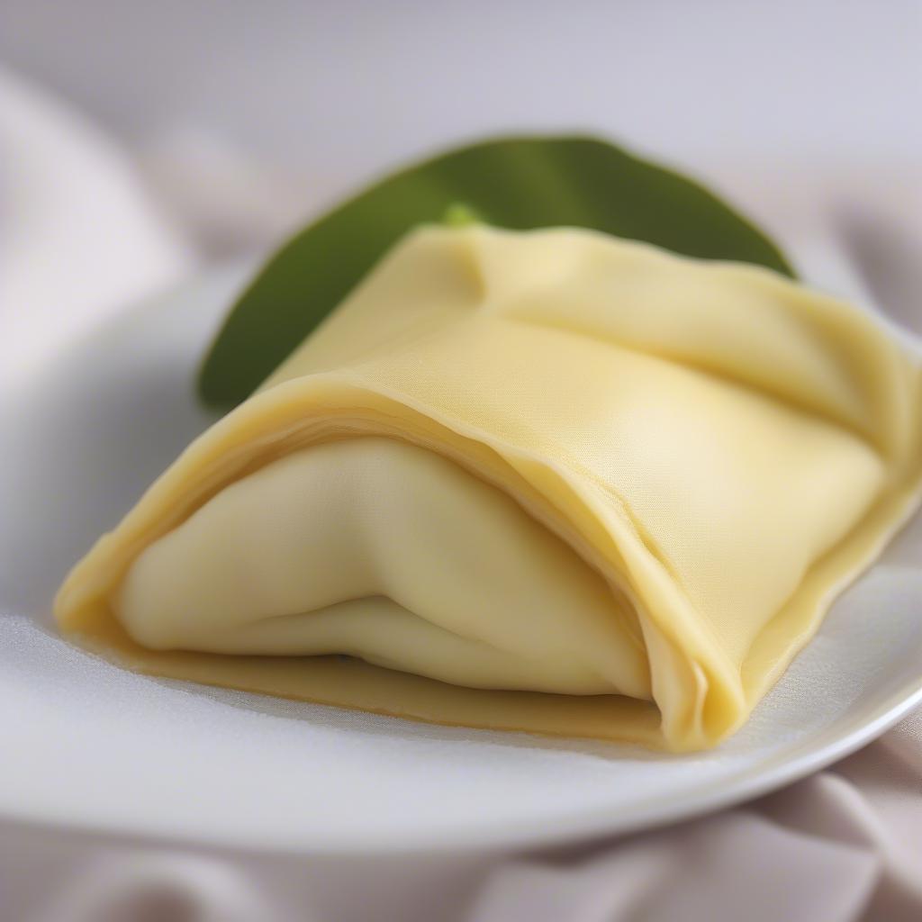 Bánh crepe sầu riêng hấp dẫn với lớp vỏ mỏng, nhân sầu riêng béo ngậy.